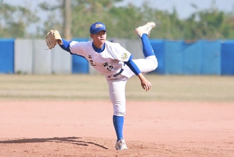 114學年度高中棒球聯賽（木棒組）三民高中7日賽前臨時決定排上陣中最穩定的投手洪冠宇（圖）先發，洪冠宇投5局無失分，助隊以5比4拿勝。（學生棒球運動聯盟提供）中央社記者謝靜雯傳真　115年2月7日