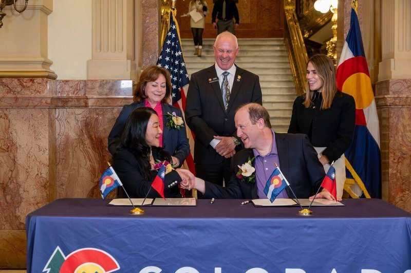 駐丹佛辦事處長黃虹慧（前左）和科羅拉多州長波利斯（Jared Polis）（前右）3日簽署經貿合作備忘錄（MOU）。（駐丹佛辦事處提供） 中央社記者張欣瑜舊金山傳真　115年2月7日