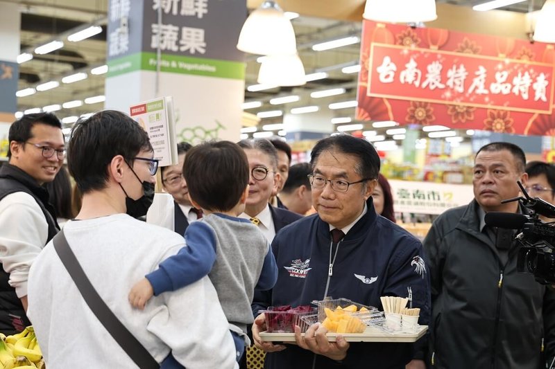 台南市長黃偉哲（前右）7日在新北市板橋區百貨賣場行銷台南農漁畜特產，和逛賣場的民眾互動。（台南市政府提供）中央社記者張榮祥台南傳真 115年2月7日