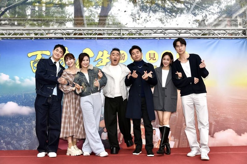 演員陳謙文（左起）、林萱瑜、陳珮騏、江國賓、謝承均、邱子芯、劉書宏7日一同在台北迪化街商圈出席台劇「百味人生」粉絲見面會，和劇迷朋友近距離互動。（三立提供）中央社記者洪素津傳真　115年2月7日