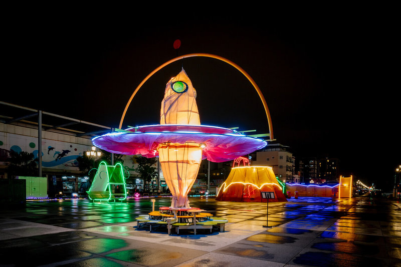 2026花蓮太平洋燈會以「花現騎蹟．光躍洄瀾」為主題，7日晚間在花蓮市日出大道開幕，其中一個作品「花現」造型特殊，引起民眾熱烈討論。（花蓮縣府觀光處提供）中央社記者張祈傳真 115年2月7日