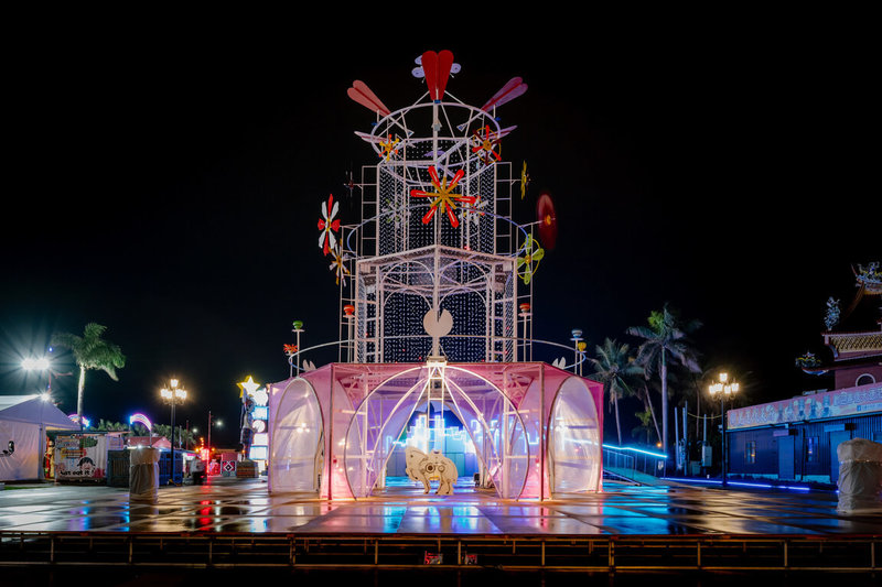 2026花蓮太平洋燈會7日晚間熱鬧開幕，高達10公尺的風動主燈「花好」是以花蓮疊石、北回歸線為幾何意象，將在地特色轉化為光影元素。（花蓮縣府觀光處提供）中央社記者張祈傳真　115年2月7日