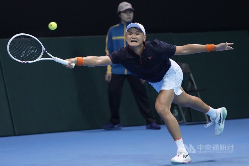 台維斯盃世界一級升降賽7日在台北網球中心登場，台灣選手吳東霖（前）首點對決黎巴嫩選手哈比（Hady Habib），吳東霖直落二擊敗哈比。中央社記者徐肇昌攝 115年2月7日