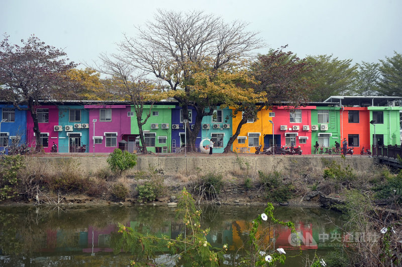 屏東枋寮「彩虹藝鐵」前身為台鐵舊宿舍，經整建後，園區內18棟建物外觀漆上多種色彩，呈現奔放與活力的視覺風貌。中央社記者黃郁菁攝　115年2月7日