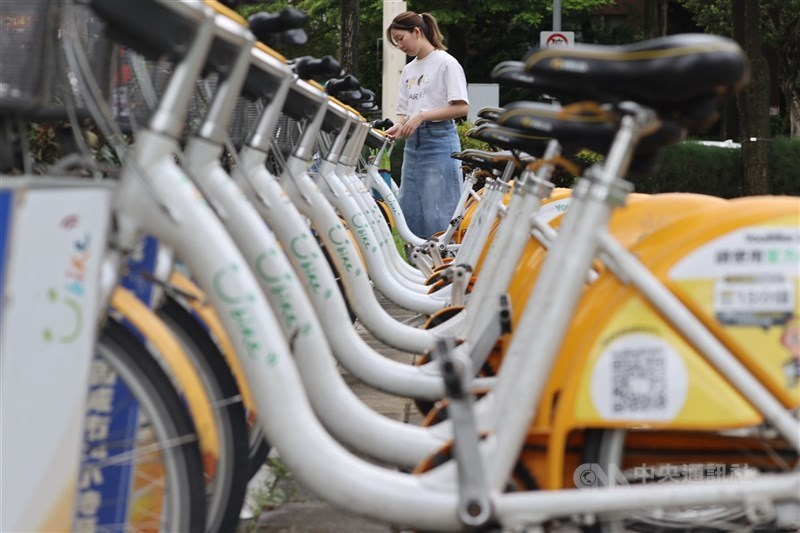 圖為民眾在台北市信義區YouBike站點還車。（中央社檔案照片）