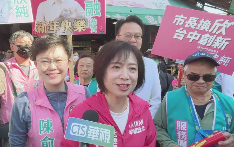 立法院副院長江啟臣6日邀美國在台協會處長谷立言到台中參訪座談。參選台中市長的民進黨立委何欣純（前中）7日表示，不如要求國民黨團支持台美關稅協議儘速通過，才是真的對產業發展好。（何欣純辦公室提供）中央社記者蘇木春傳真　115年2月7日