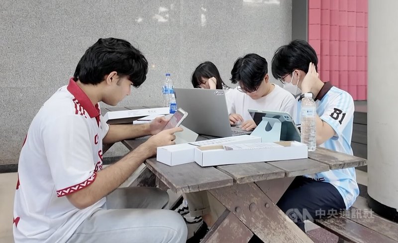 泰國大學生在校園討論即將到來的國會選舉，他們最關注制度公平性及貪腐問題。中央社記者李宗憲曼谷攝　115年2月7日