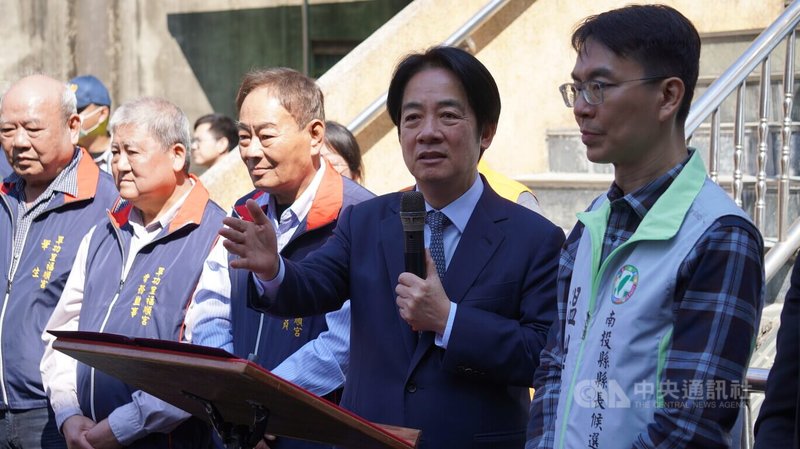 身兼民進黨主席的總統賴清德（右2）7日陪同民進黨南投縣長參選人温世政（右）赴南投宮廟參拜，賴總統也把握機會呼籲民眾支持國軍、支持國防特別預算。中央社記者吳哲豪南投攝　115年2月7日