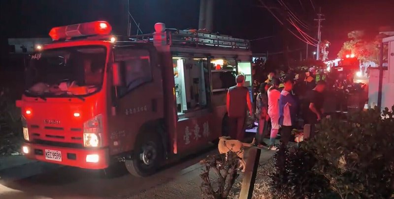 台東市青海路一間鐵皮屋7日凌晨竄出大火，一名行動不便的中年男子無法逃生葬身床鋪旁，家屬懷疑是電暖器起火燃燒，警消還要進一步確定失火原因。（民眾提供）中央社記者盧太城台東傳真 115年2月7日