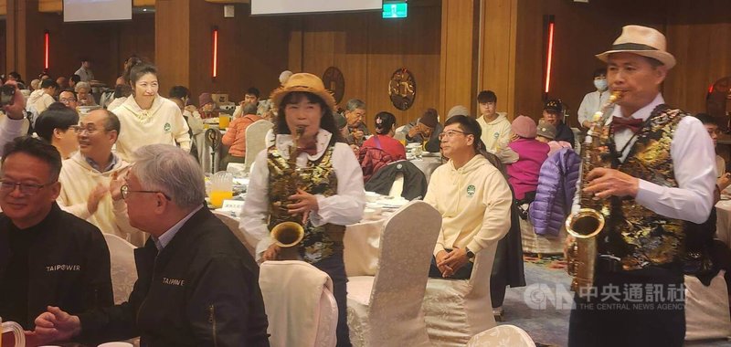 澎湖湖西鄉近200位獨居與清寒老人7日在澎湖福朋喜來登飯店一起圍爐，獨老們品嚐年節最豐盛的美食，台電薩克斯隊與李鳳春廠長夫婦等現場獻唱與載歌載舞，贏得掌聲，與會長者感受社會溫暖並提前過個好年。中央社   115年2月7日