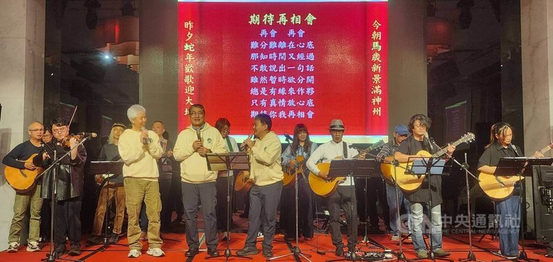 澎湖湖西鄉近200位獨居與清寒老人7日在澎湖福朋喜來登飯店一起圍爐，獨老們品嚐年節最豐盛的美食，台電員工等人現場獻唱與載歌載舞，贏得掌聲，與會長者感受社會溫暖並提前過個好年。中央社   115年2月7日