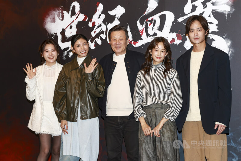 電影「世紀血案」殺青記者會1日在台北舉行，主演楊小黎（左起）、李千娜、寇世勳、簡嫚書、夏騰宏出席。（中央社檔案照片）