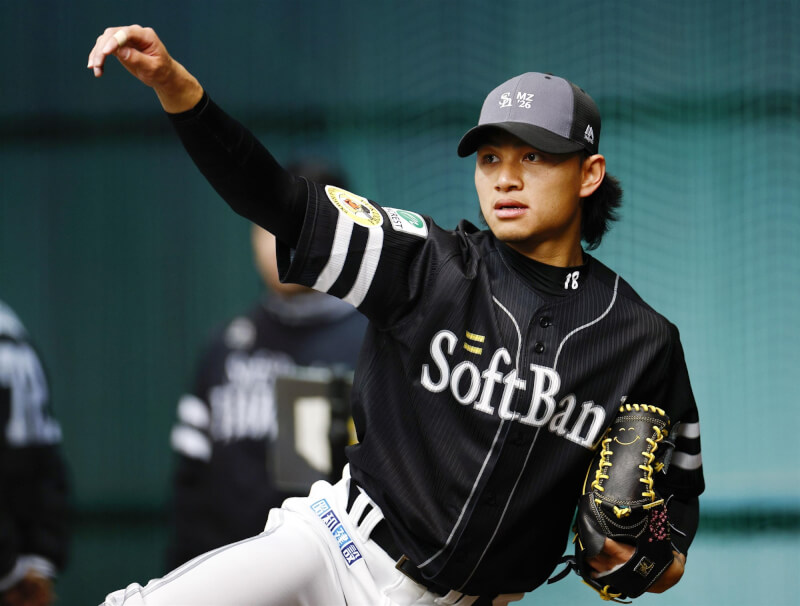 圖為福岡軟銀鷹隊投手徐若熙2日練投畫面。（共同社）