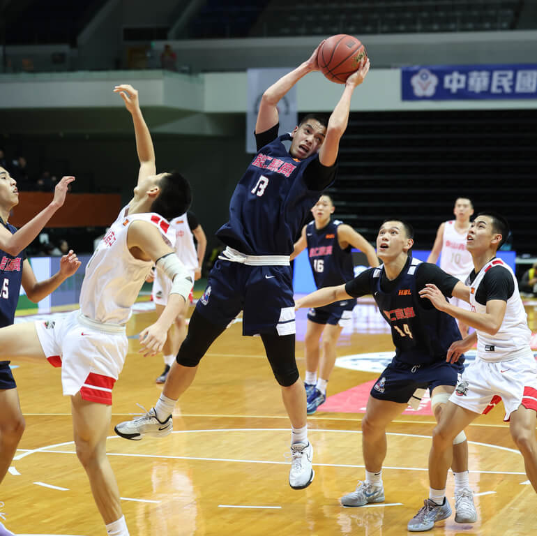 114學年度HBL高中籃球聯賽男子組能仁家商7日迎戰南山高中，靠著謝瑋恩（持球者）在決勝第4節挺身而出飆分，全場攻下27分、10籃板、8助攻，終場助隊以89比74拿下關鍵勝利。（高中體總提供）中央社記者陳容琛傳真  115年2月7日