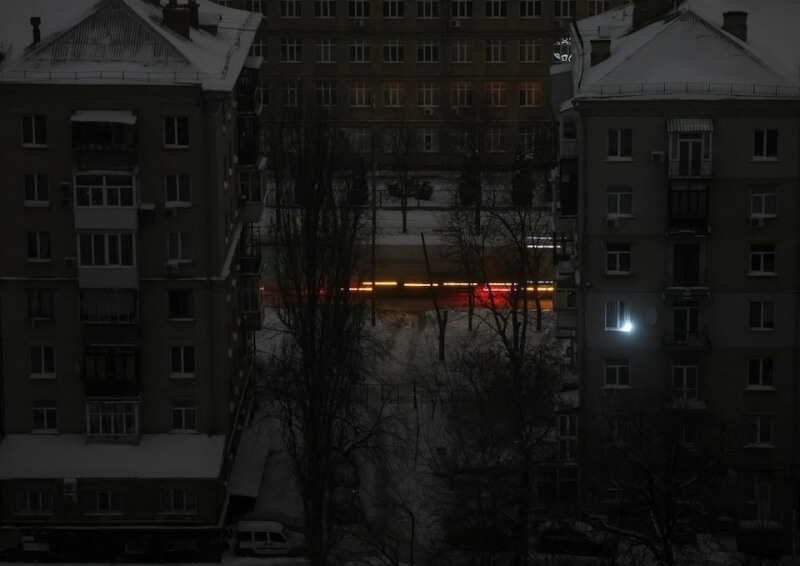 圖為烏克蘭基輔7日停電，建築和街道都陷入黑暗。（路透社）