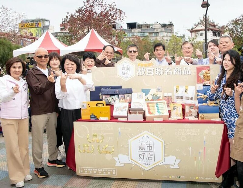 2026嘉義市年貨大街7日在文化路中央廣場舉辦開幕記者會，市長黃敏惠（前左3）等人出席，現場有61個攤位，包括店家與故宮聯名推出的禮盒。（嘉義市政府提供）中央社記者黃國芳傳真　115年2月7日