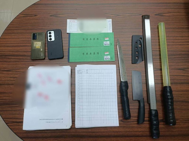 澎湖縣警察局年前掃黑，日前查獲以吳姓男子為首的5人幫派組合，平日藉勢藉端橫行馬公市區，並查扣有刀械等，吳女與沈女遭法院裁定羈押禁見。（澎湖縣警察局提供）中央社   115年2月8日