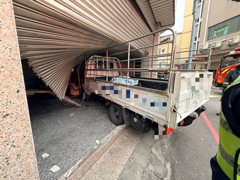 台中市西區8日上午發生小貨車撞入民宅事故，警方表示，小貨車先擦撞停放路邊的機車後撞入民宅，駕駛經酒測超標，全案依公共危險罪嫌偵辦。（民眾提供）中央社記者郝雪卿傳真  115年2月8日
