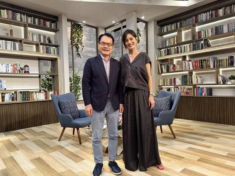 演員謝怡芬Janet（右）日前錄製由鄭弘儀（左）主持的節目「話時代人物」，在節目中她分享闖蕩演藝圈的過程，本來要當無國界醫生的她，卻在台灣街頭被相中成了廣告模特兒，進而和台灣有更深的緣分。（三立提供）中央社記者洪素津傳真　115年2月8日