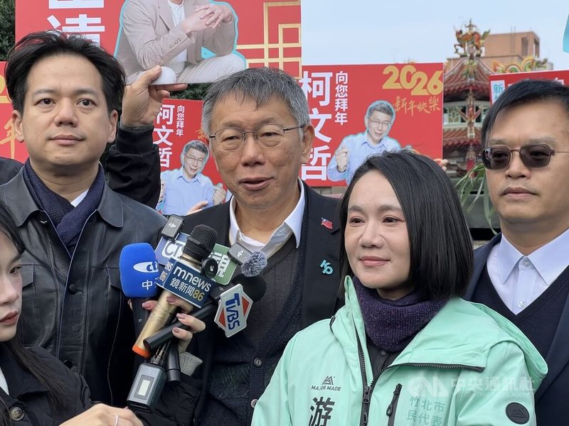 台灣民眾黨創黨主席柯文哲（左2）8日針對媒體詢問新竹縣藍白合問題時說，2026年地方選舉，藍白合作是大戰略，黨對黨的談判，由2黨主席對接，細節由中央黨部決定。中央社記者魯鋼駿攝 115年2月8日