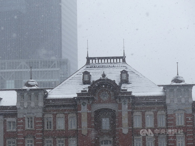 受強烈寒氣影響，8日包括東京都心在內的關東地區廣泛降雪，東京車站屋頂出現積雪。中央社記者戴雅真東京攝　115年2月8日
