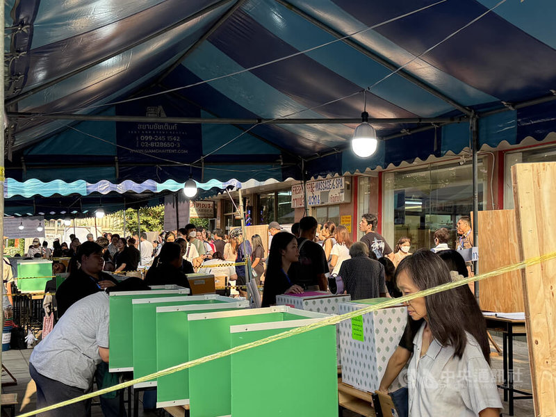 泰國各地投票所8日一早湧現人潮，投票將持續至下午5時（台灣時間傍晚6時）。分析指投票率可望接近2023年大選逾75%的水準。中央社記者李宗憲曼谷攝　115年2月8日