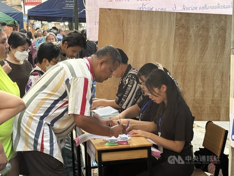 在曼谷一處投票所，民眾排隊依序登記展開投票。選民須在同一投票所依序投下3張選票，包括1張選區眾議員選票、1張政黨名單選票，以及1張修憲公投選票。中央社記者李宗憲曼谷攝　115年2月8日