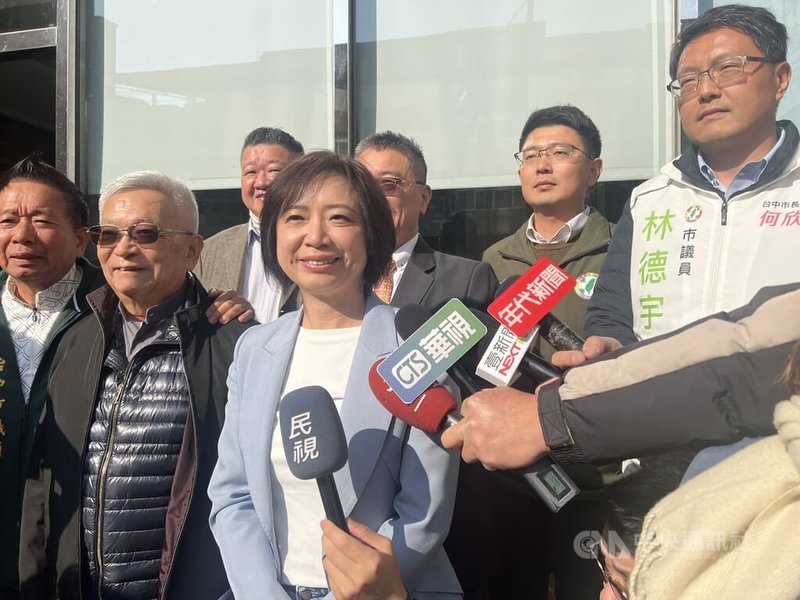 總統賴清德8日下午到位於台中市南屯區的民進黨立委何欣純市政辦公室，與黨公職人員進行不公開座談，會後由何欣純（前中）轉述總統座談重點。中央社記者郝雪卿攝    115年2月8日