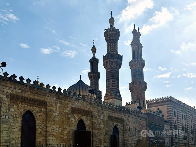 埃及阿茲哈清真寺的宗教領袖「大伊瑪目」近日在公開演說中表示，妻子如幫助丈夫賺錢累積財富，喪夫或離婚後應獲得金錢補償。圖為位於老開羅城區的阿茲哈清真寺。中央社記者施婉清開羅攝　115年2月8日