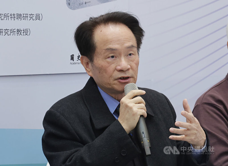 國史館8日在台北國際書展舉辦「人物、觀念與世變：民國史研究論文集」、「困境與出路：戰後台灣史論文集」新書發表暨座談會，國史館長陳儀深（圖）出席主持。中央社記者裴禛攝　115年2月8日