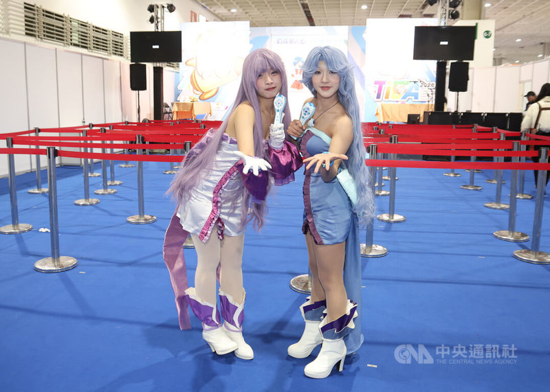 2026第14屆台北國際動漫節8日持續在南港展覽館一館展出，日本動畫「真珠美人魚」台灣中文配音聲優登台出席見面會，有粉絲化身劇中角色「香蓮」、「諾葳爾」現身參與活動。中央社記者張新偉攝　115年2月8日