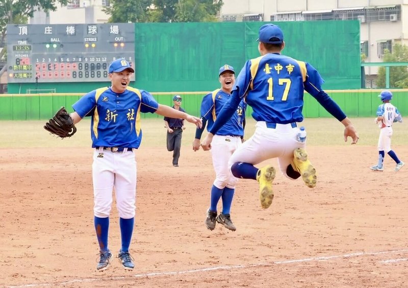 114學年度高中棒球聯賽（木棒組）新社高中8日以6比2擊敗大理高中，睽違5年再闖第3階段賽事。圖為獲勝後球員開心衝進場慶祝。（學生棒球運動聯盟提供）中央社記者謝靜雯傳真　115年2月8日