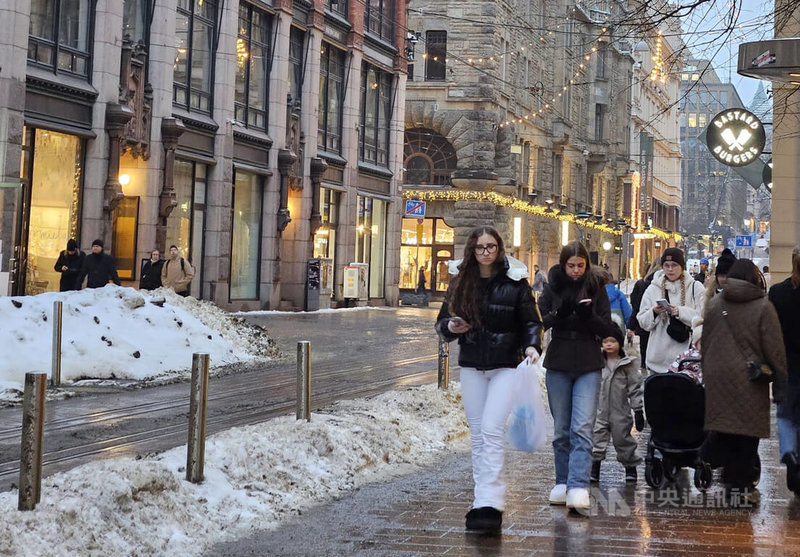 肥胖成跨國健康公敵，以高瘦印象著稱的芬蘭也難倖免，赫爾辛基市向肥胖下戰帖，推迷你介入模式，從社福醫療體系著手，以免費諮商，促身體活動。圖為赫爾辛基市街景。中央社記者陳婕翎攝　115年2月8日