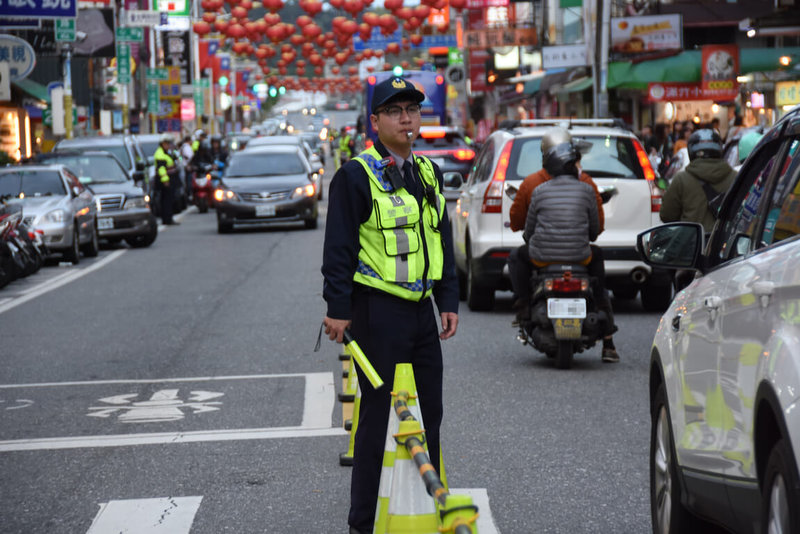 春節連假預估返鄉及觀光人車湧入花蓮，警方將針對易壅塞路段進行疏導，並於交通樞紐及知名景點設置QR Code連結網站，供民眾即時查詢大眾運輸及停車資訊。（花蓮縣警察局提供）中央社記者李先鳳傳真　115年2月8日