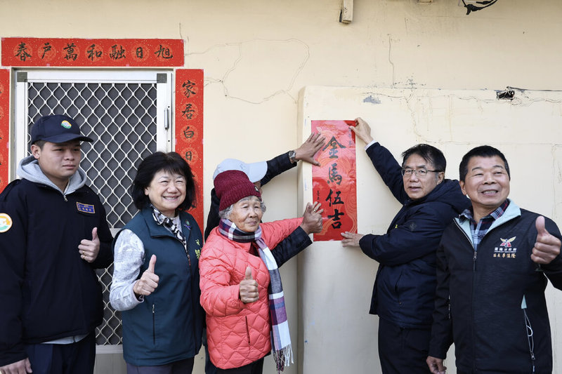 中央氣象署發布低溫特報，台南市長黃偉哲（右2）8日上午前往去年受丹娜絲風災影響嚴重的七股區慰訪獨居長者，在家戶門前貼上春聯。（台南市政府提供）中央社記者楊思瑞傳真　 115年2月8日