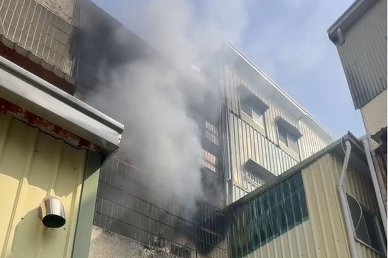 台南市南區一間透天厝民宅8日上午發生火災，3樓處冒出火煙，消防人員從屋內救出2人送醫，其中1人有約50%燒燙傷，傷勢較嚴重。（讀者提供）中央社記者楊思瑞台南傳真  115年2月8日