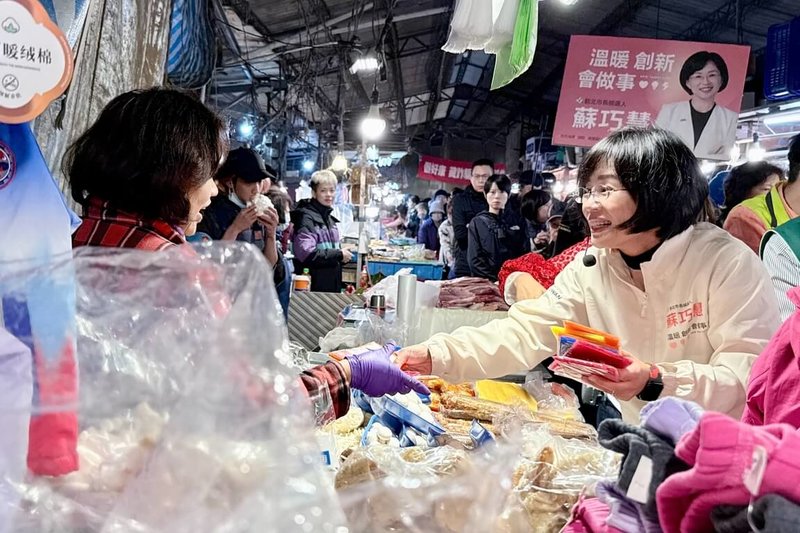 民進黨新北市長參選人蘇巧慧（右）到新店建國、仁愛市場掃街拜票，獲攤商及路人歡迎。（蘇巧慧辦公室提供）中央社記者王鴻國傳真 115年2月8日