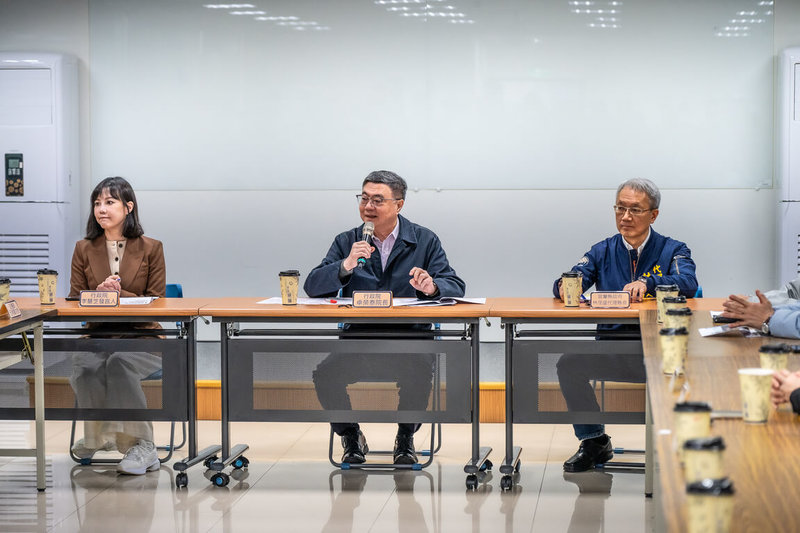 行政院長卓榮泰（中）8日視察「宜蘭至羅東鐵路高架化計畫」辦理情形表示，行政院會在農曆春節前做出最終決定，期盼11分鐘路段不要等到11年才完成。（交通部鐵道局提供）中央社記者王朝鈺傳真 115年2月8日