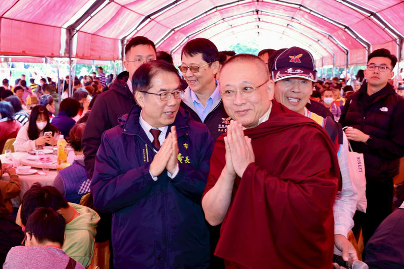 台南左鎮噶瑪噶居寺8日舉辦「佛祖請吃飯」歲末公益圍爐活動，台南市長黃偉哲（前左）到場向受邀弱勢民眾致意。（台南市政府提供）中央社記者楊思瑞台南傳真　115年2月8日
