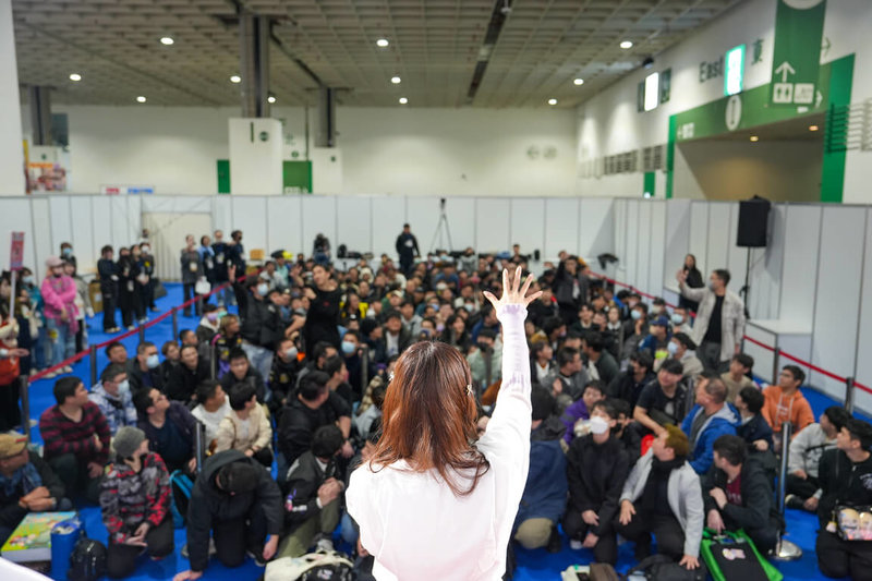 動畫「戀上換裝娃娃」女主角「喜多川海夢」聲優直田姬奈8日現身第14屆台北國際動漫節，與現場粉絲大玩猜拳遊戲，並將特別禮物送給贏家。（木棉花提供）中央社記者王寶兒傳真　115年2月8日