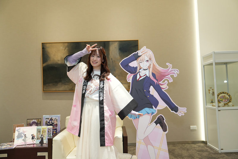 日本動畫「戀上換裝娃娃」自2022年開播以來備受矚目，聲演女主角的直田姬奈（圖）8日接受媒體聯訪提到，不論是社群平台或是見面會活動，都讓她感受到該作品的高人氣。（木棉花提供）中央社記者王寶兒傳真　115年2月8日