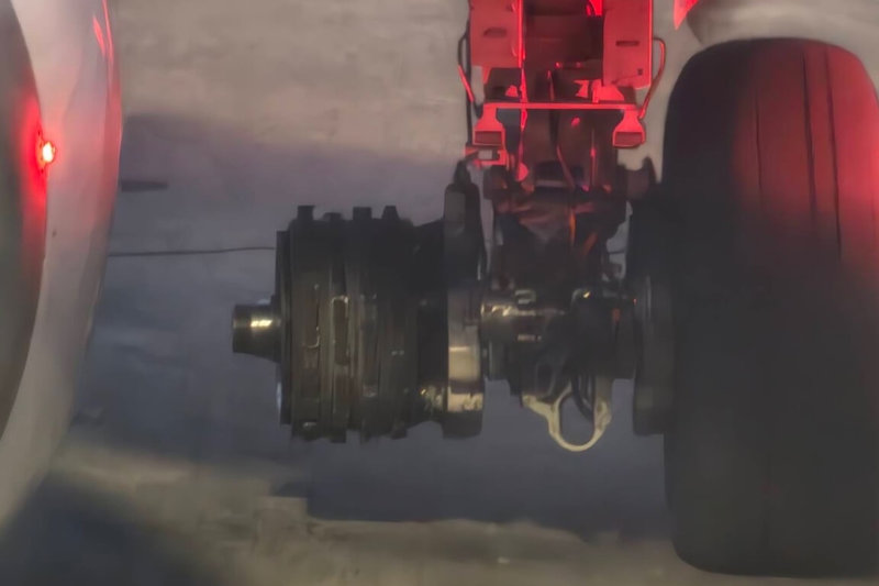 桃園國際機場公司8日晚間表示，德威航空濟州至台北班機下午降落北跑道時，發生右側主輪脫落狀況，機場公司立即暫停北跑道起降，維持單跑道運作，巡檢後已恢復起降。（民眾提供）中央社記者吳睿騏桃園機場傳真　115年2月8日