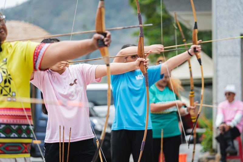 高雄市桃源區運動會匯聚各里代表隊與各年齡層選手同場競技，也結合布農族傳統文化特色，安排多項原民傳統競技，包括「傳統射箭」等，活動7日圓滿落幕。（桃源區公所提供）中央社記者蔡孟妤傳真　115年2月8日