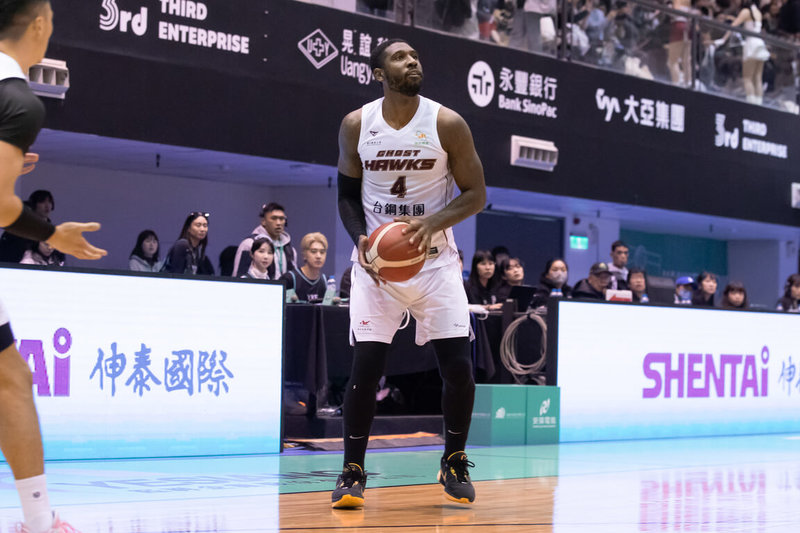 台灣職籃P.LEAGUE+台鋼獵鷹8日作客洋基工程，獵鷹靠著洋將翟蒙（De