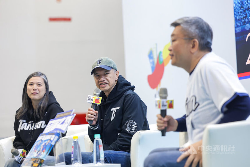 聯名電影書「冠軍之路：2024世界棒球12強賽感動全紀錄」8日在台北國際書展舉辦首場新書分享會，邀請作者曾文誠（中）、陳祖安（左）與中華職棒聯盟會長蔡其昌（右）出席與會，分享在鏡頭之外的經歷與故事。中央社記者裴禛攝 115年2月8日