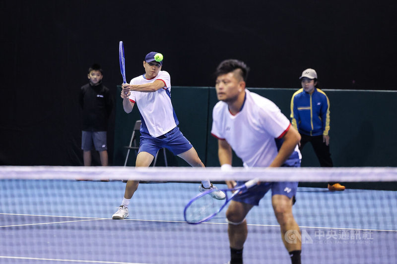 第2日賽程首戰由台灣男雙謝政鵬（前白衣）、黃琮豪（後白衣）對上黎巴嫩男雙組合黎巴嫩選手哈山（Benjamin Hassan）、伊布拉欣（Hasan Ibrahim），台灣男雙以7比6、6比3直落2拿下勝利。中央社記者翁睿坤攝 115年2月8日