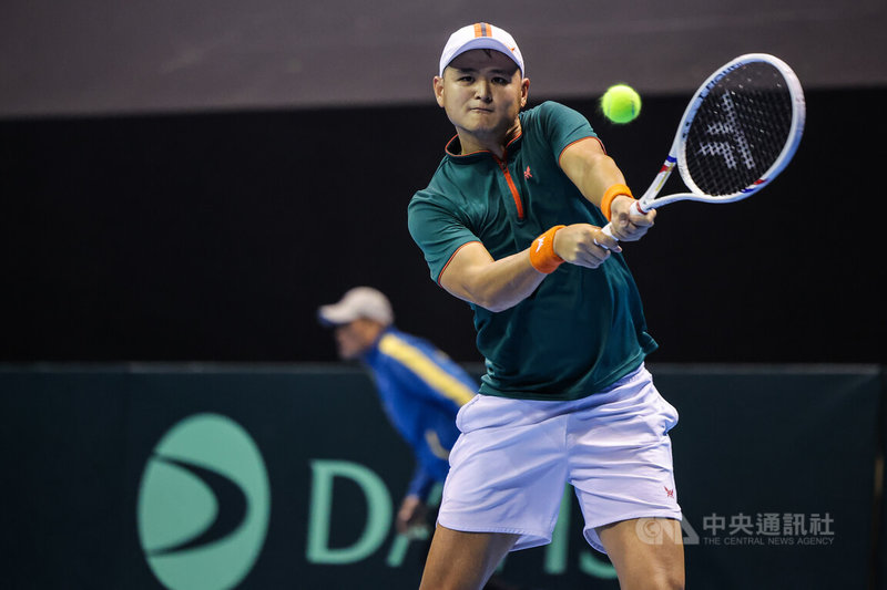 台維斯盃世界一級升降賽台灣對上黎巴嫩8日續在台北網球中心進行，第2日賽程由台灣好手吳東霖（圖）對上黎巴嫩選手哈山（Benjamin Hassan），吳東霖以6比3、6比4直落2拿下第4點。中央社記者翁睿坤攝 115年2月8日