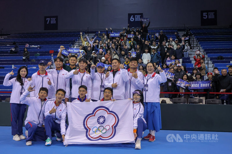 最終台灣隊順利拿下關門的第3點，確定續留世界一級，賽後台灣隊成員與球迷合影留念。中央社記者翁睿坤攝　115年2月8日