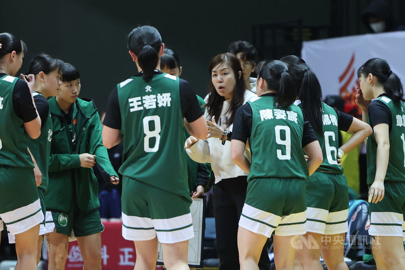 HBL高中籃球聯賽女子組8強複賽8日持續進行，北一女中與淡水商工在新莊體育館交手，北一女總教練駱燕萍（前右4）於比賽暫停時與球員溝通戰術。中央社記者趙世勳攝 115年2月8日