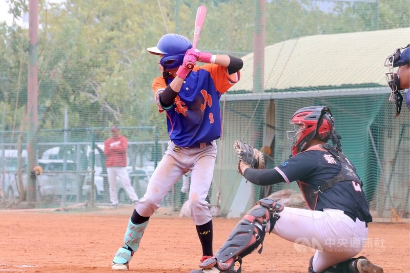 114學年度高中木棒聯賽壽山高中8日打線有效串聯搶分，陣中韓冠廷（左）單場2安、貢獻3分打點，率隊以8比1、5局擊敗鶯歌工商。（學生棒球運動聯盟）中央社記者謝靜雯傳真　115年2月8日